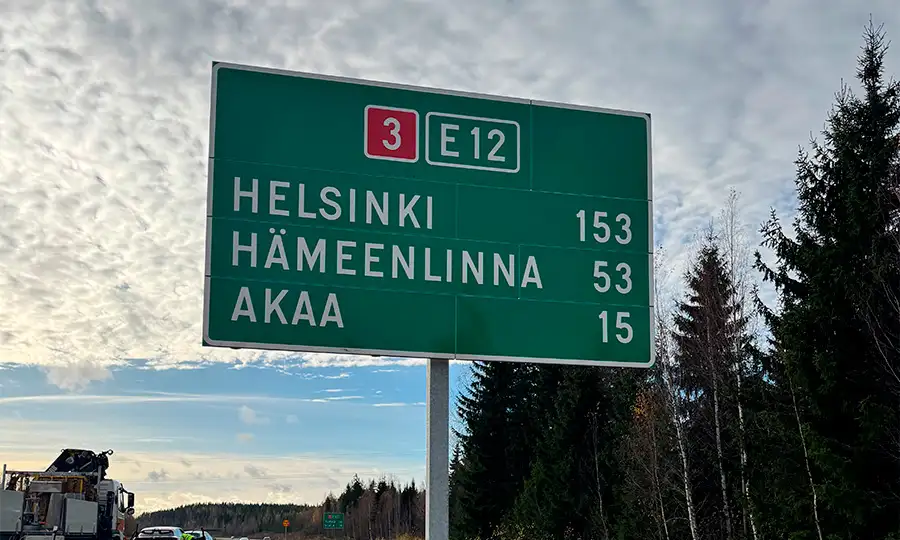 Akaan opaste valtatie 4:lla. Opaste kiinnitetty ALLSAFE-mastoon