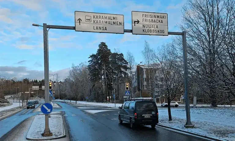 Espoon yläpuolinen opaste talvella.