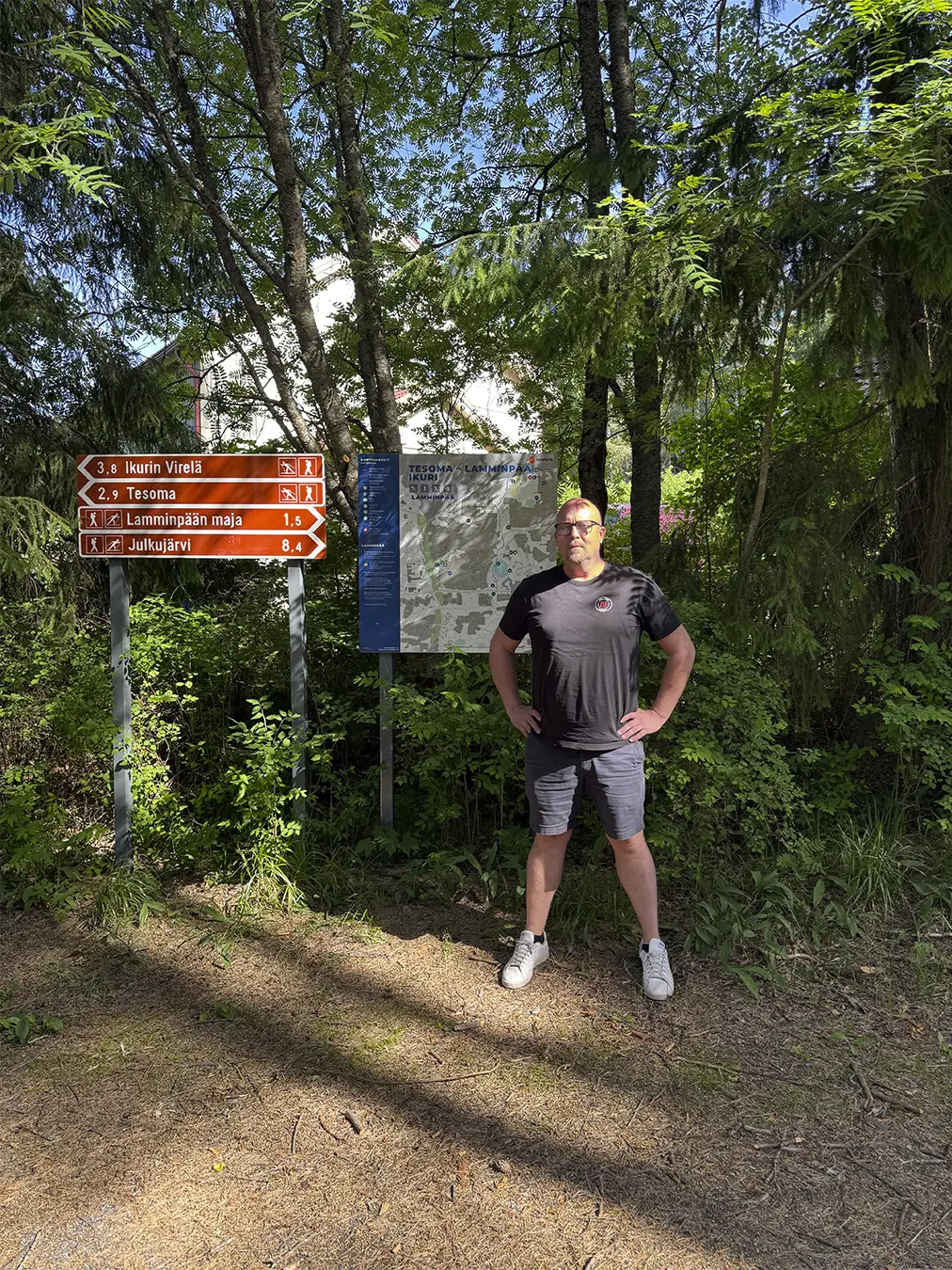 Normiopasteen myyntipäällikkö Lasse opasteiden kanssa