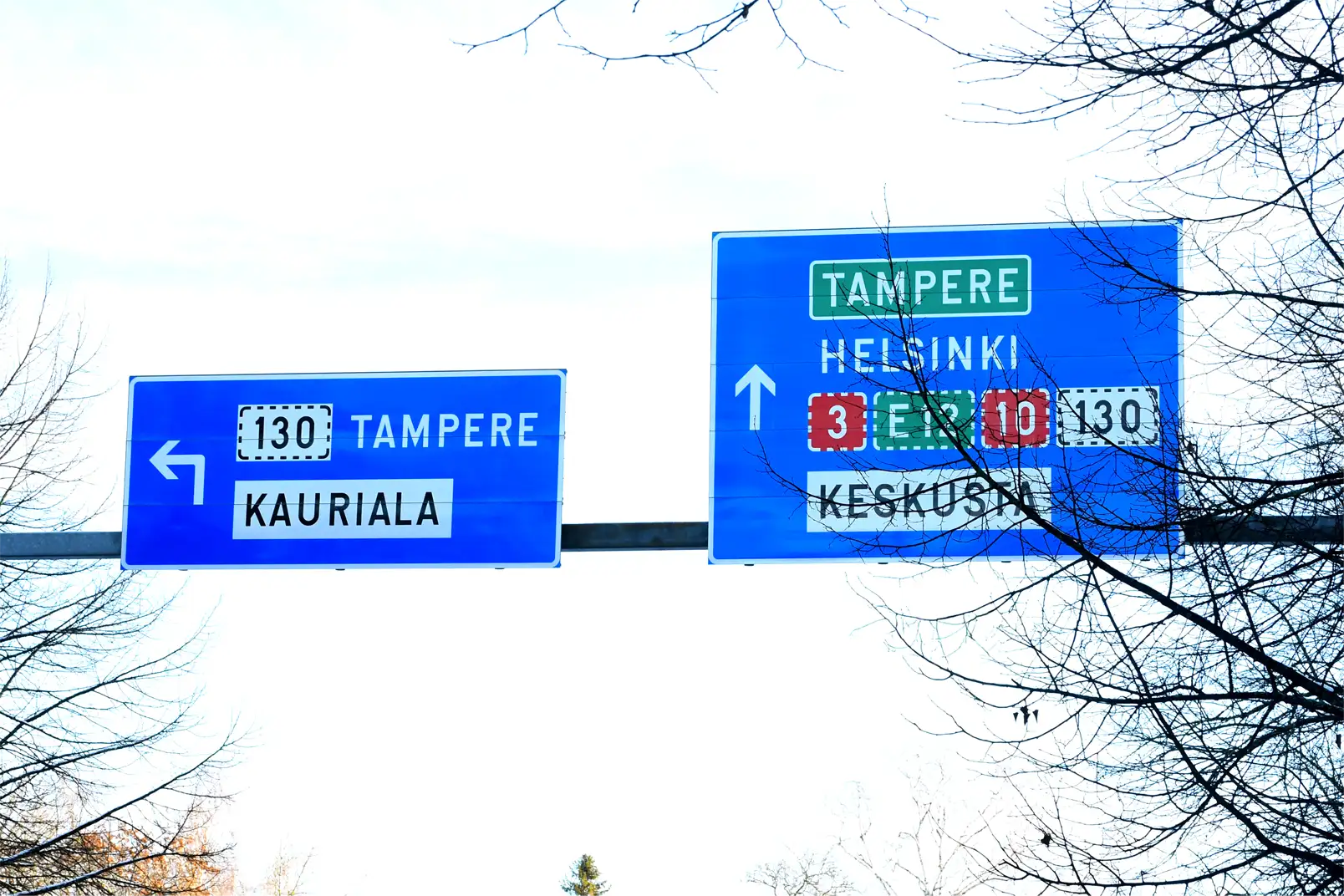 Normiprofiili kiinnitettynä portaaliin. Profiilissa halkaistu teksti.
