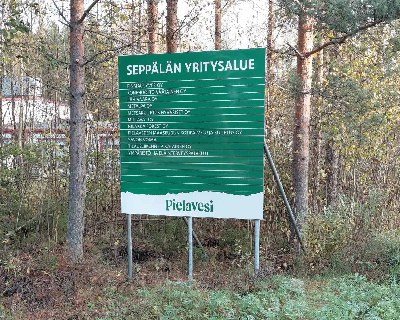 Seppälän yritysalueen opaste, taustalla metsää ja yritysalue